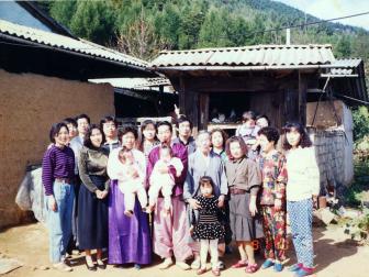 추석 때 고향집 마당에서(1991)