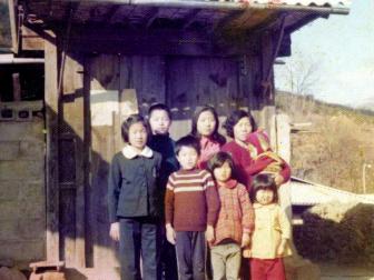 중학생 때 시골집 대문 앞 - 3남 4녀와 어머니