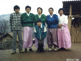 고향집 마당에서 3형제와 부모님 및 매형(1985)